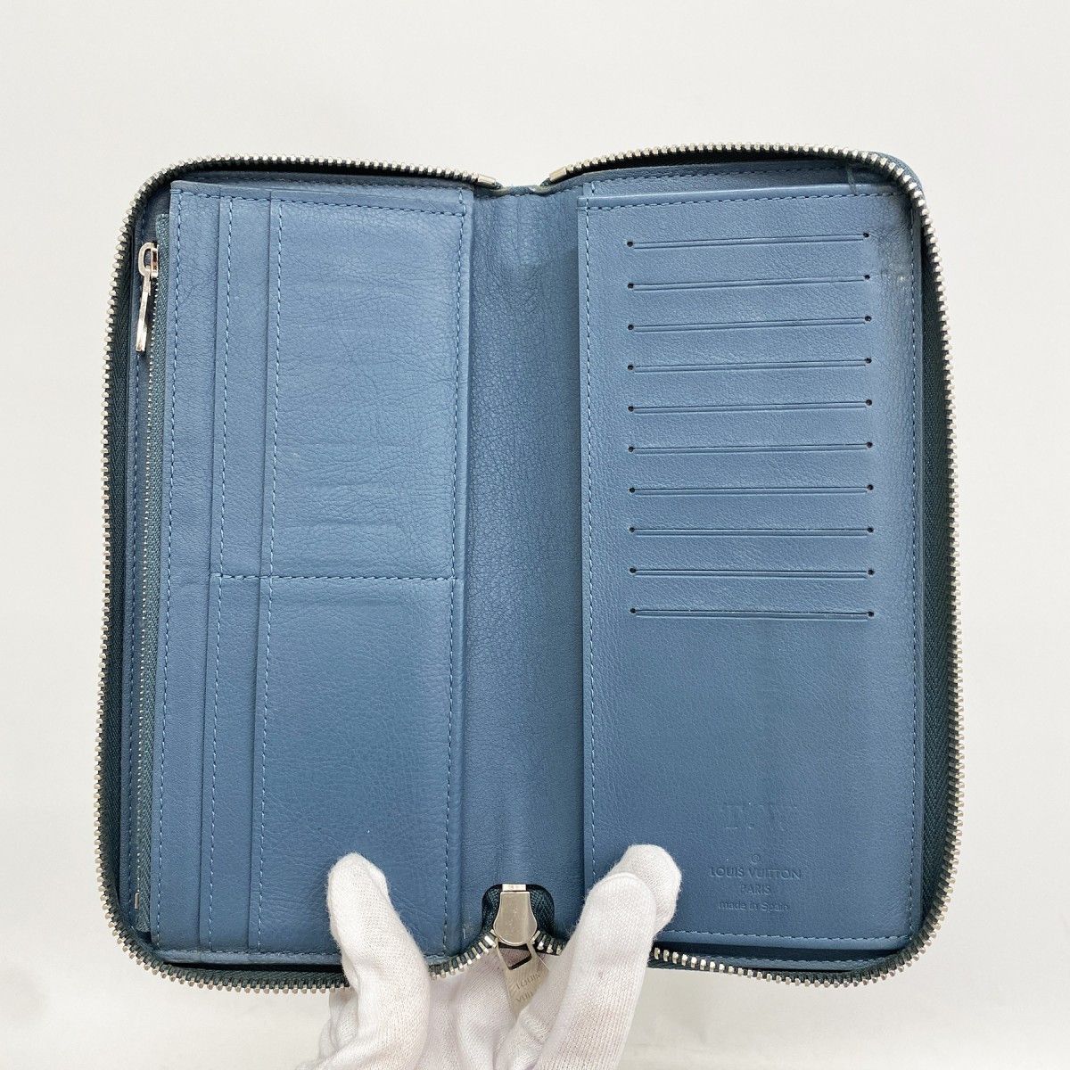 Louis Vuitton Wallet Taiga Zippy Vertical Blue — view 3