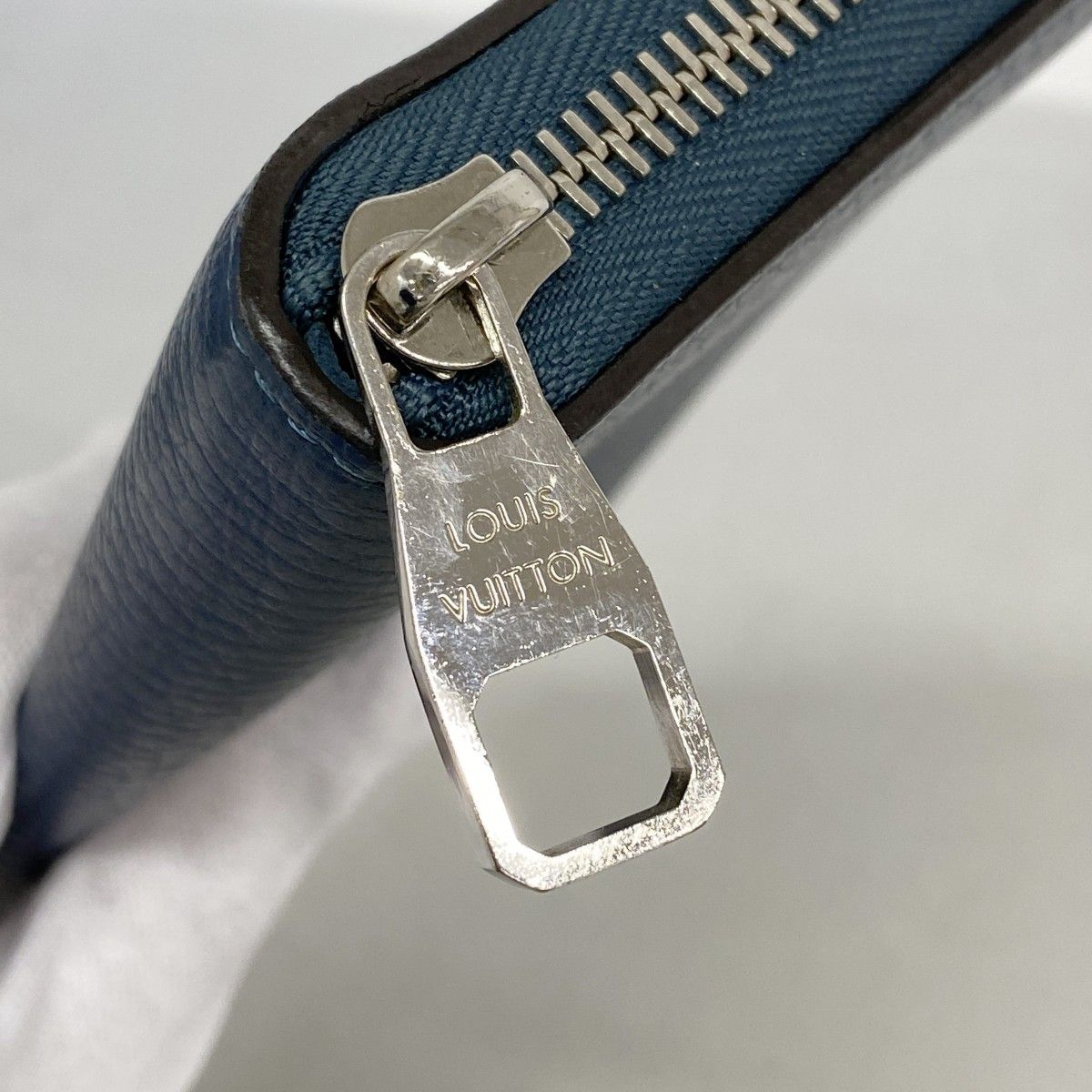 Louis Vuitton Wallet Taiga Zippy Vertical Blue — view 7