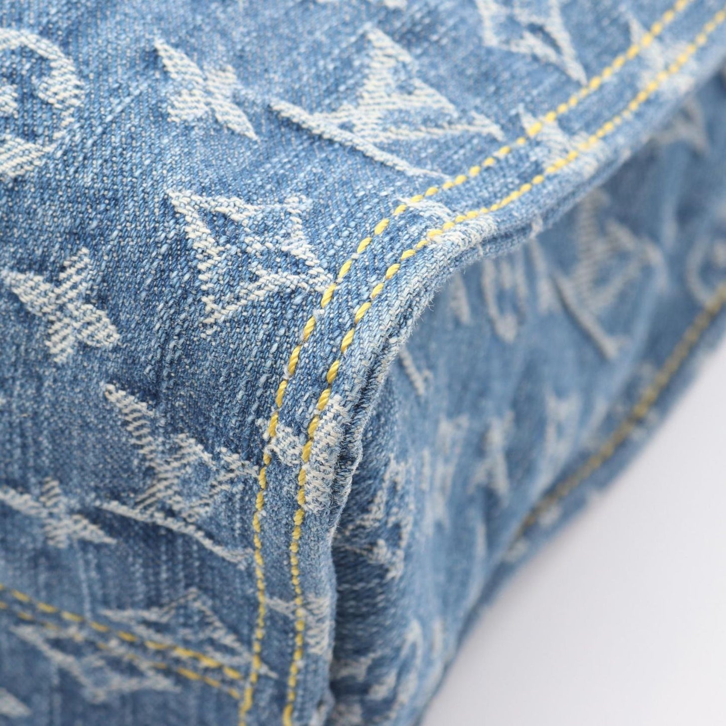 Louis Vuitton Tote On The Go MM LV Remix Monogram Denim Blue — view 5