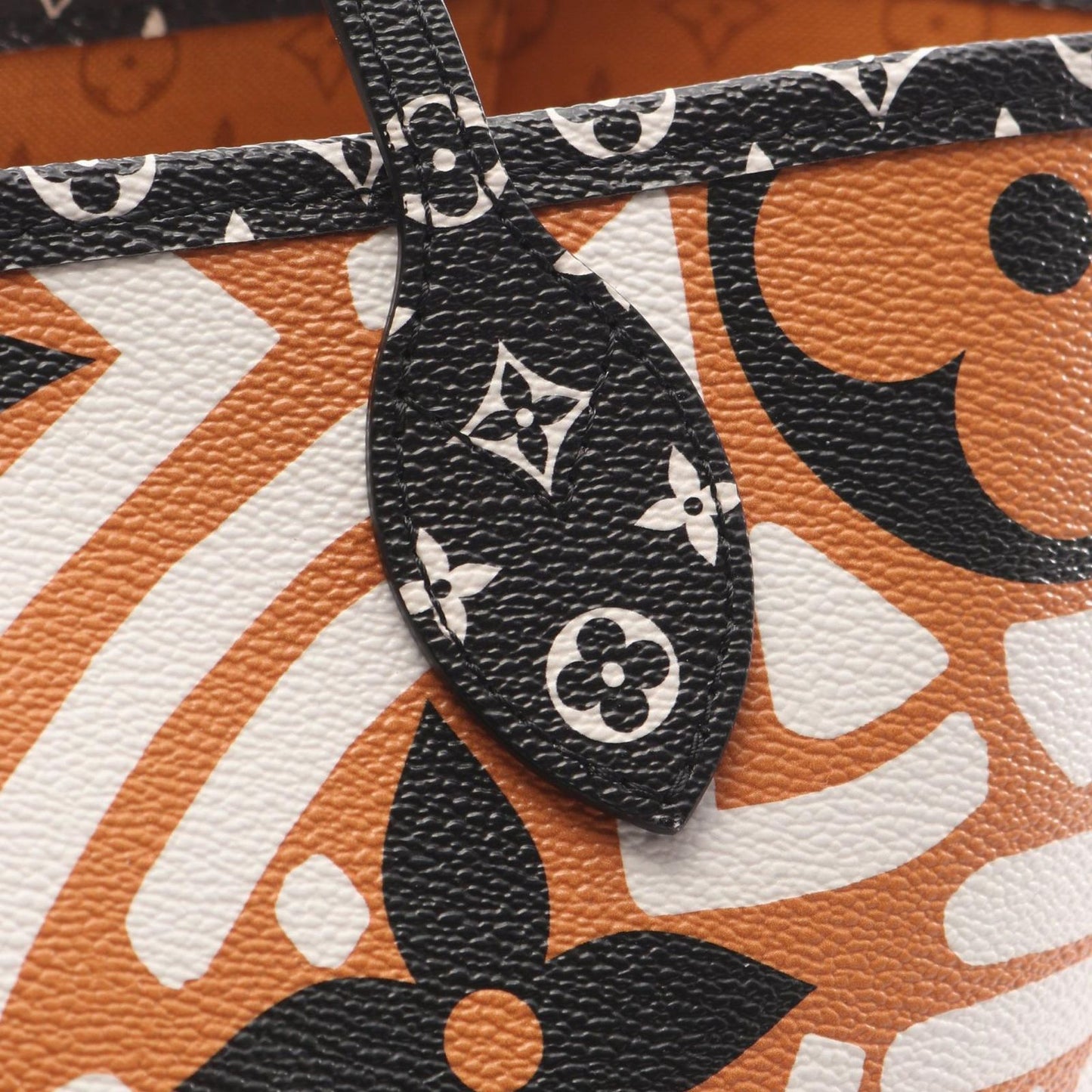 Louis Vuitton Tote Neverfull MM LV Crafty Monogram Giant Cles Mucaramel Canvas — view 8