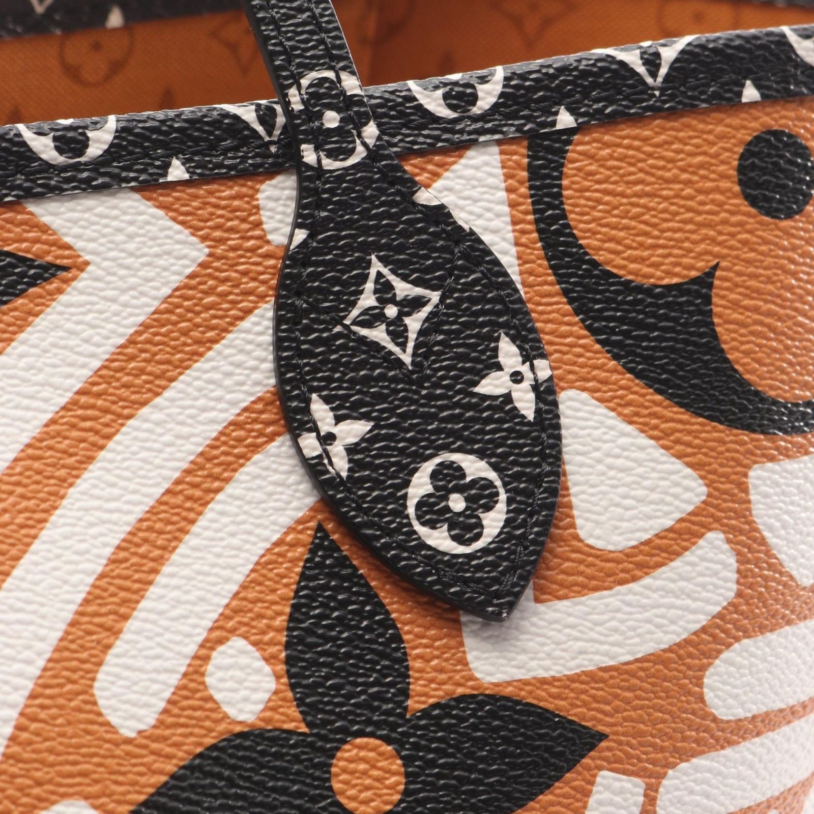 Louis Vuitton Tote Neverfull MM LV Crafty Monogram Giant Cles Mucaramel Canvas — view 8