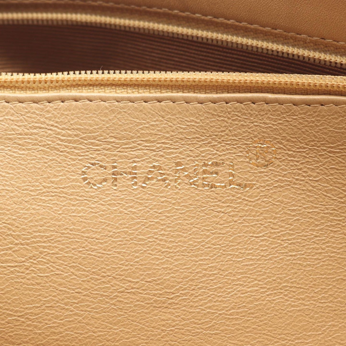 Chanel Tote Big CC Logo Beige Lambskin Jumbo CC Chain — view 4