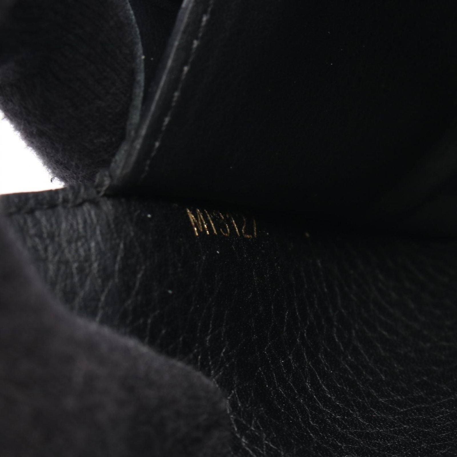 Louis Vuitton Bifold Wallet Portefeuille Capucines Noir — view 5