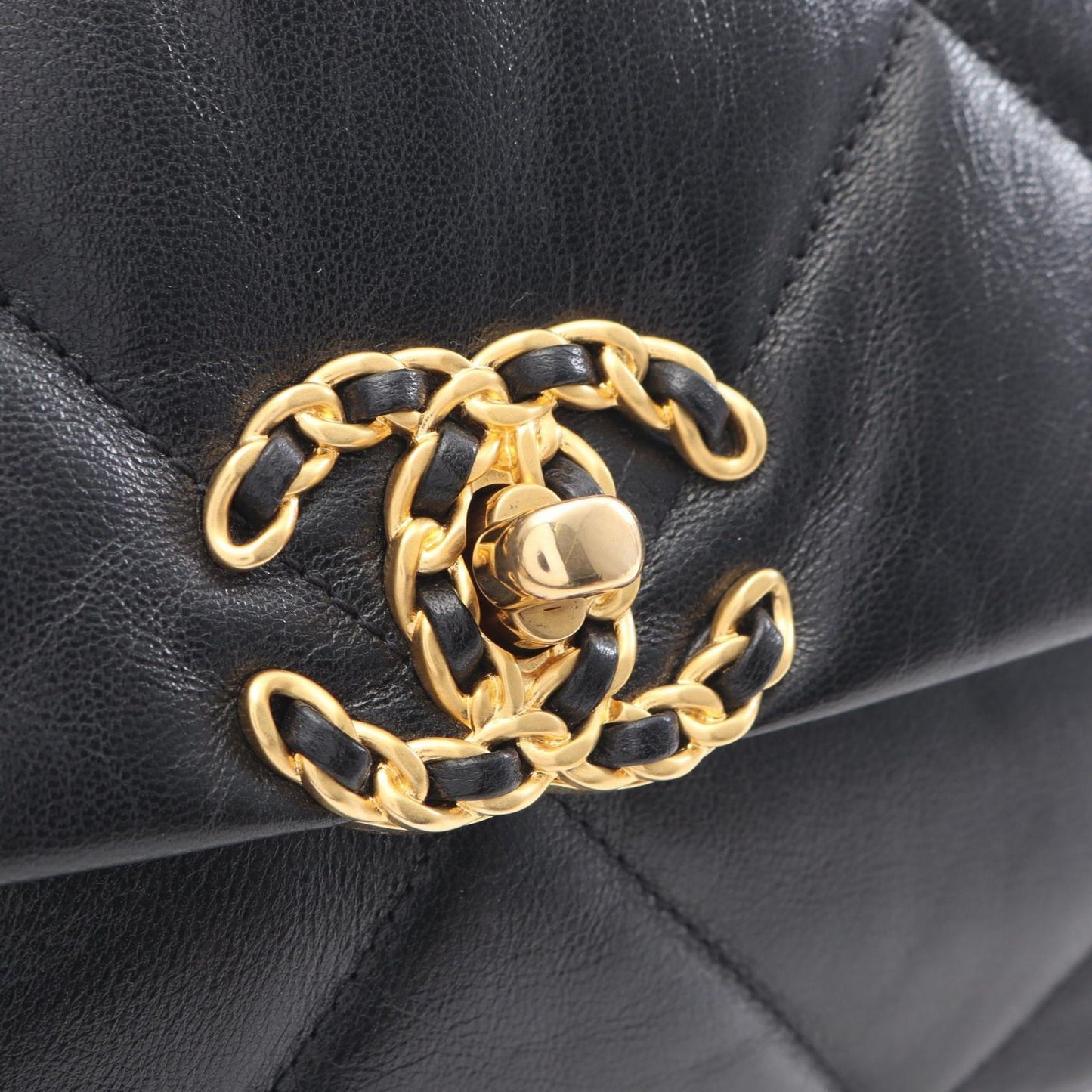 Chanel Shoulder Bag 19 D'isneuf Quilted Black Leather 19 Chain — view 6