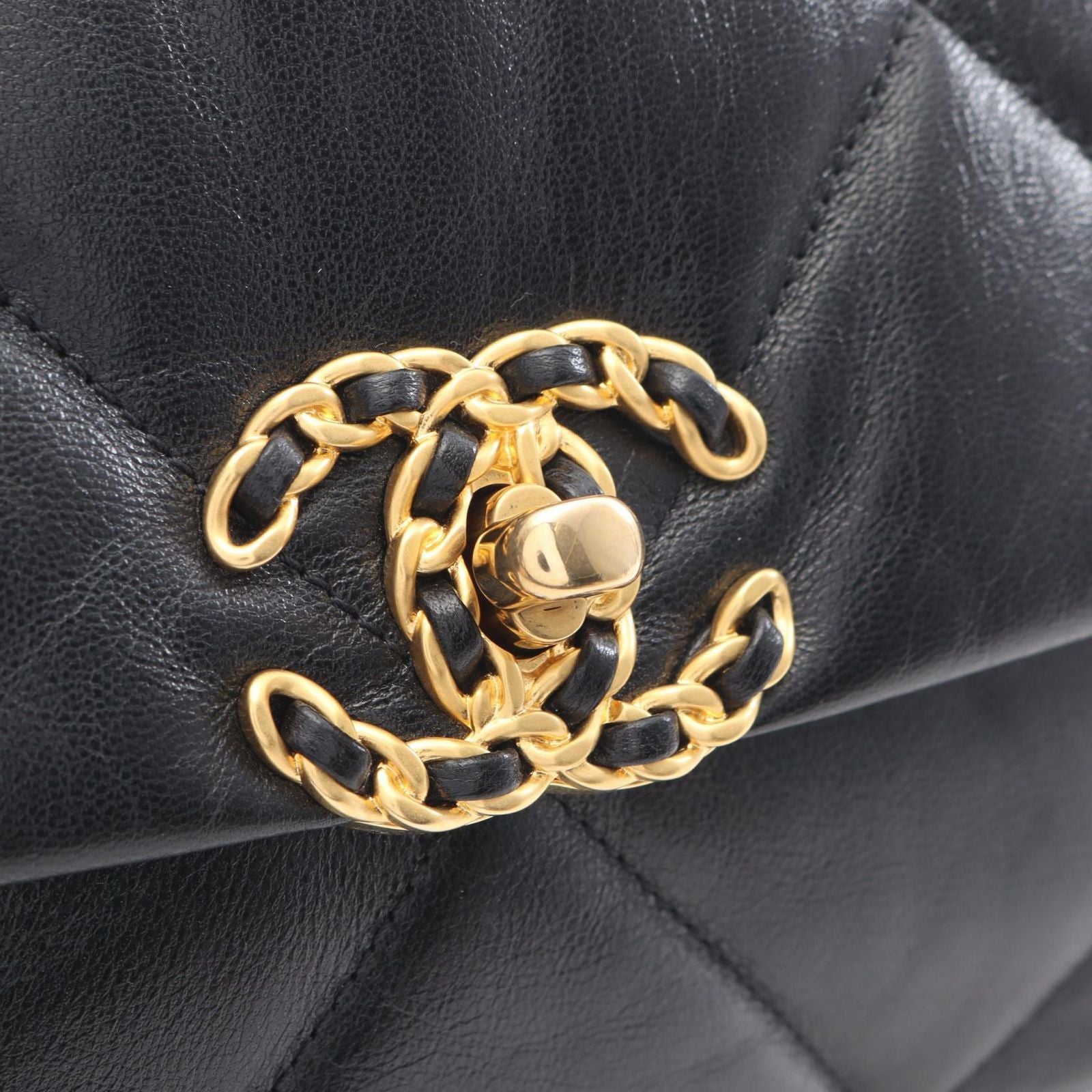 Chanel Shoulder Bag 19 D'isneuf Quilted Black Leather 19 Chain — view 6