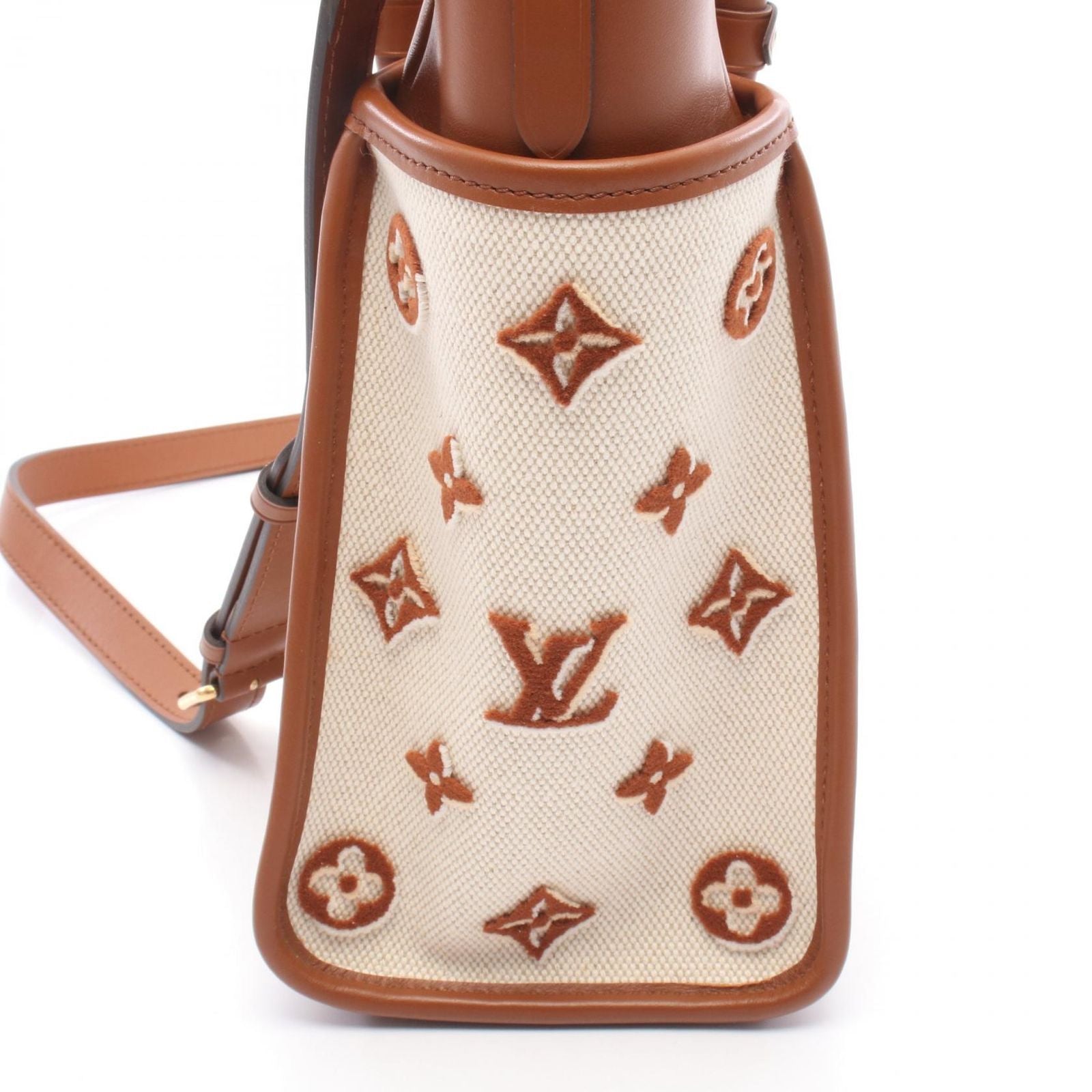 Louis Vuitton Handbag on My Side MM Monogram Tufting Blanc 2-Way Natural Brown — view 8