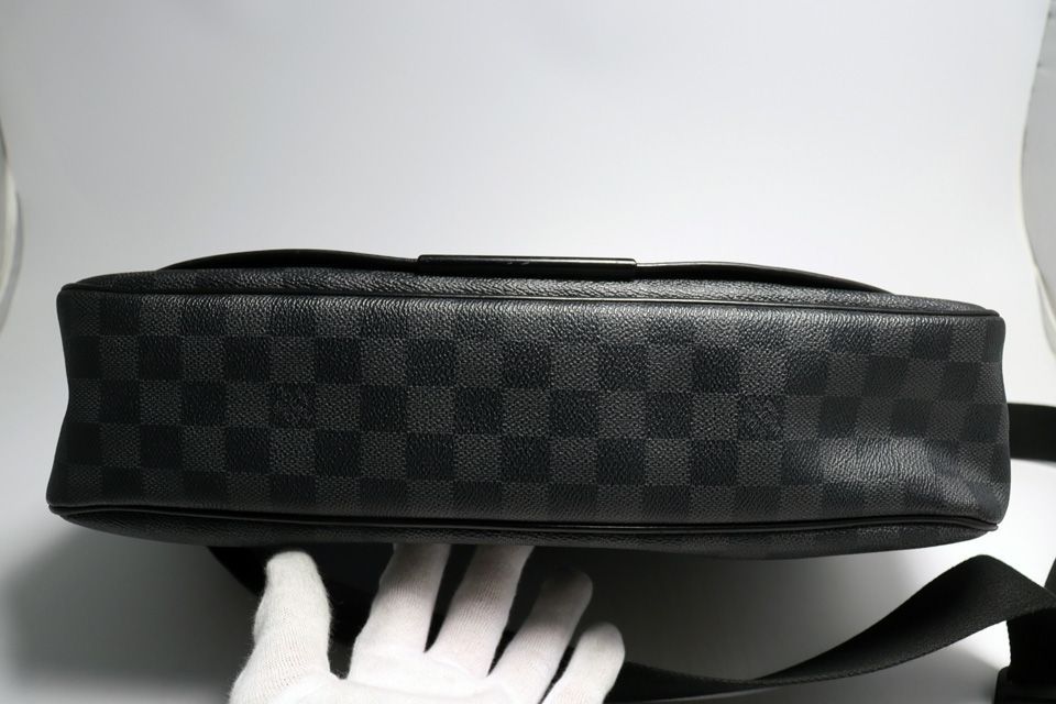 Louis Vuitton Damier Graphite Da MM Leather Shoulder Bag — view 3