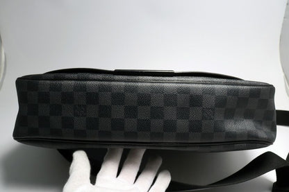 Louis Vuitton Damier Graphite Da MM Leather Shoulder Bag — view 3