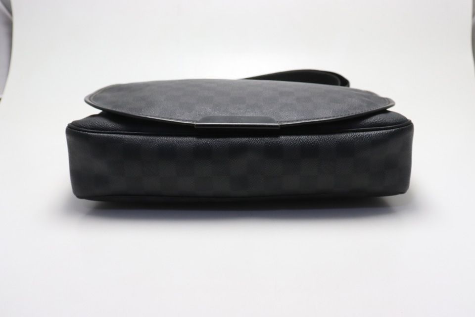 Louis Vuitton Damier Graphite Da MM Leather Shoulder Bag — view 3