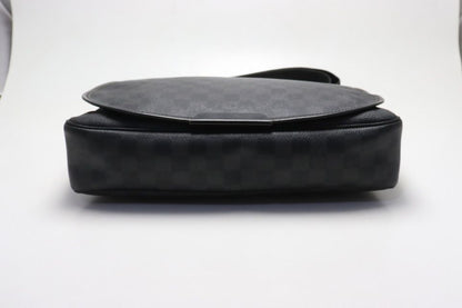 Louis Vuitton Damier Graphite Da MM Leather Shoulder Bag — view 3