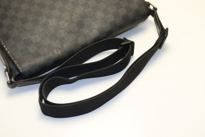 Louis Vuitton Damier Graphite Da MM Leather Shoulder Bag — view 6