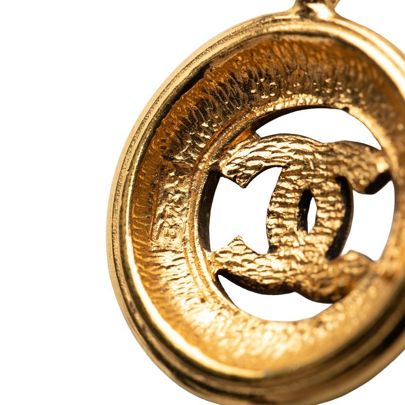 Chanel CC Logo Chain Round Pendant Necklace Gold Plated — view 4