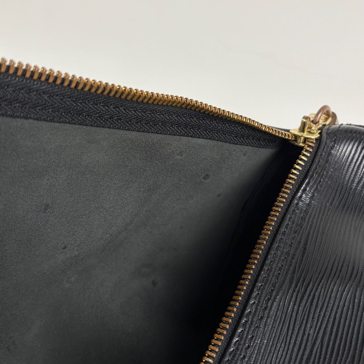 Louis Vuitton Keepall 50 Boston Bag Epi Noir — view 8