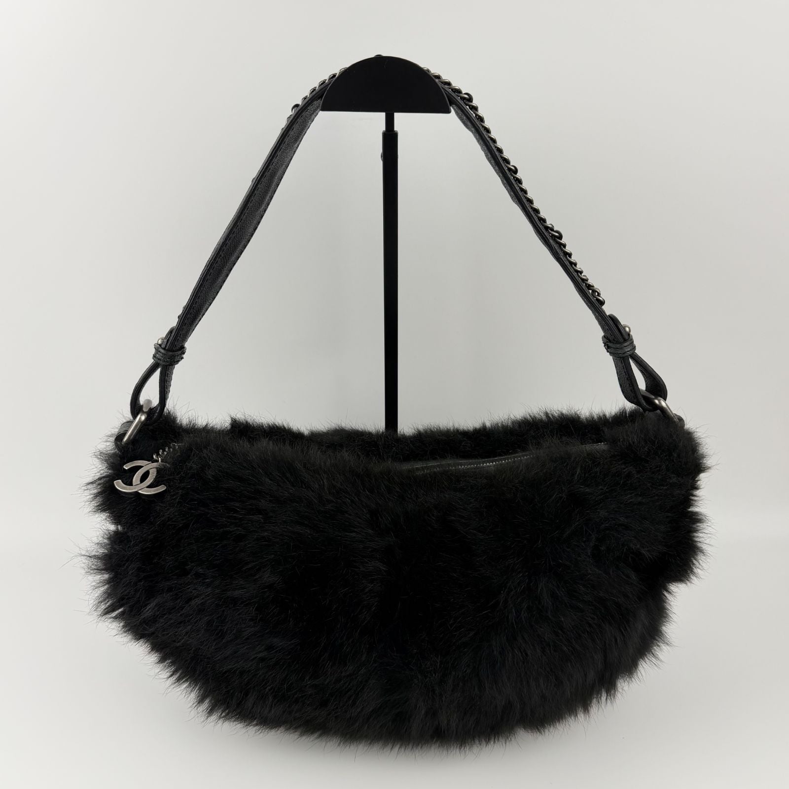 Chanel CC Logo Shoulder Bag Black Vintage — view 5