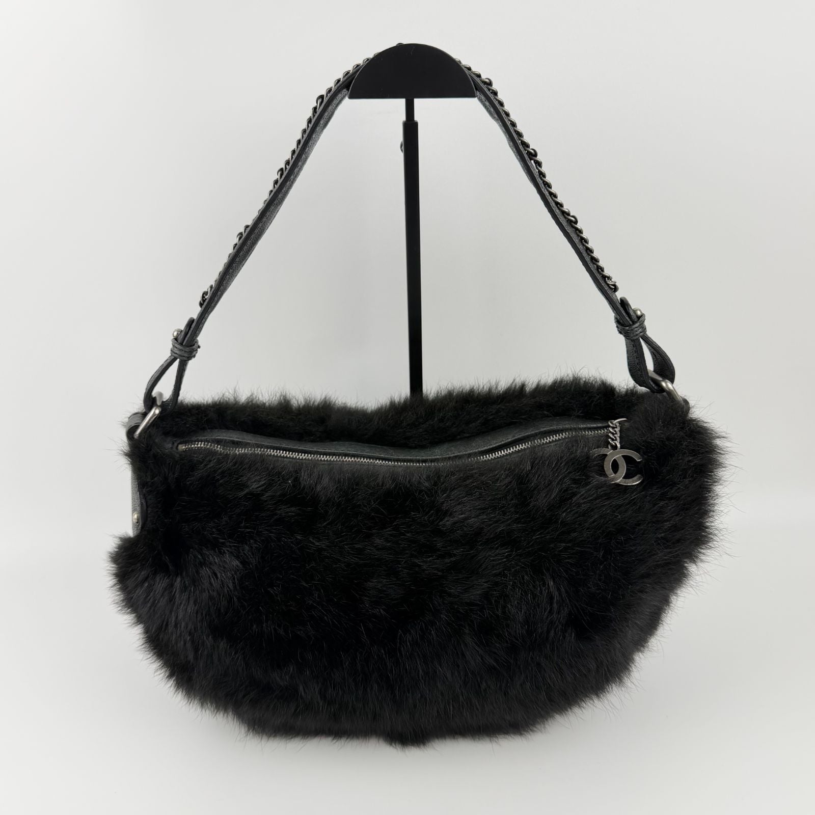 Chanel CC Logo Shoulder Bag Black Vintage — view 4