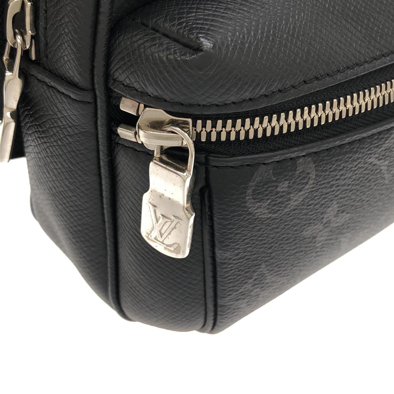 Louis Vuitton Taiga Llama Bum Bag Outdoor — view 5