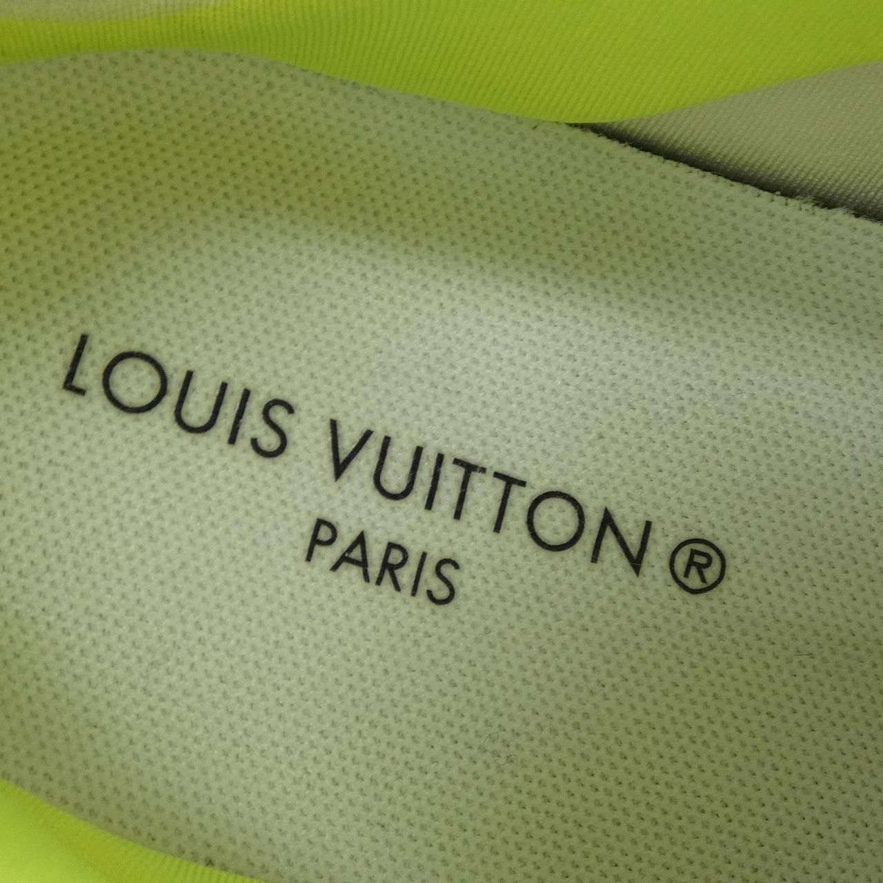 Louis Vuitton Run Sneakers — view 6