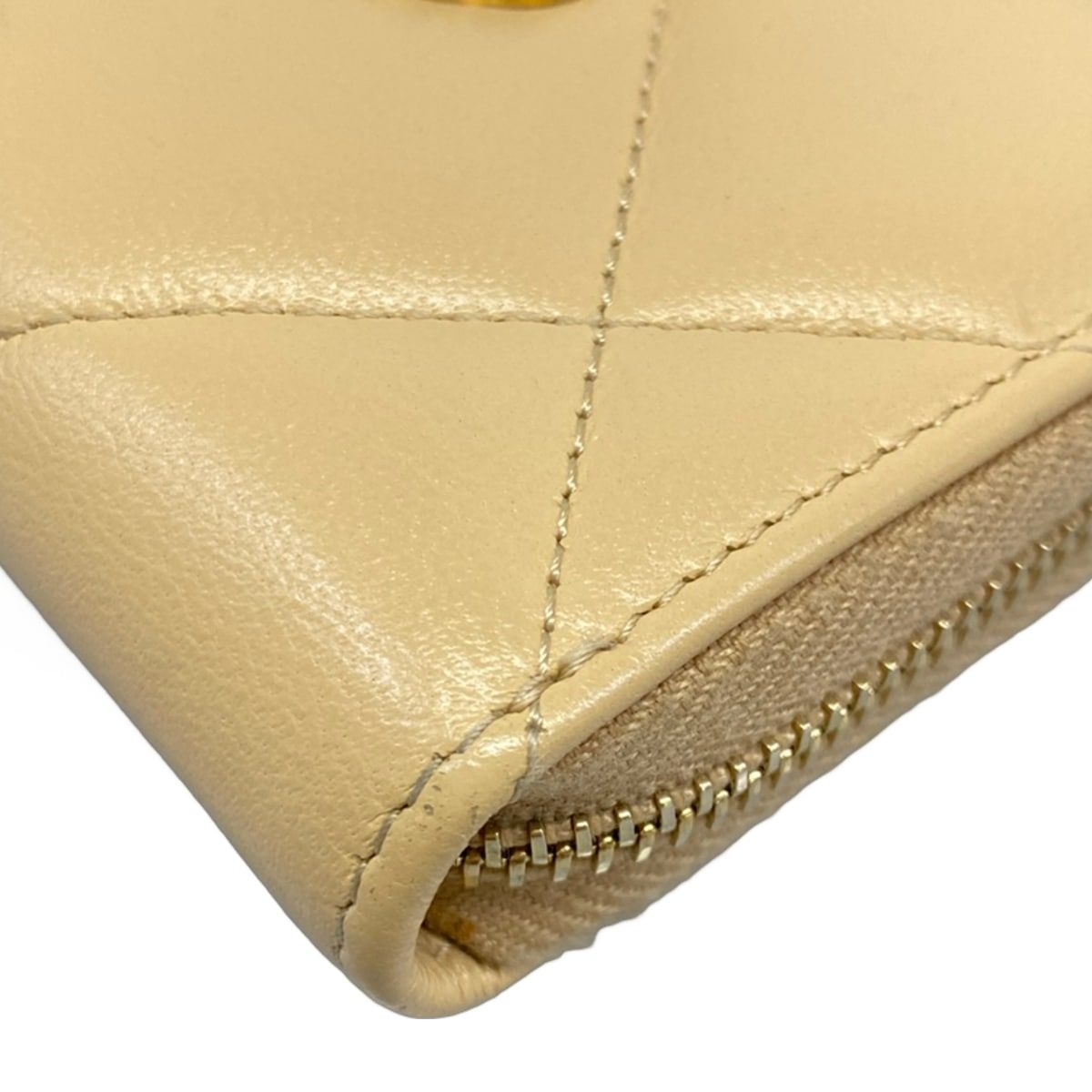 Chanel Coin Case 19 Beige Gold Lambskin — view 6