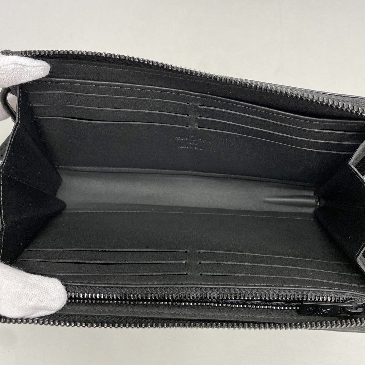 Louis Vuitton Wallet LV Aerogram Zippy Black — view 4