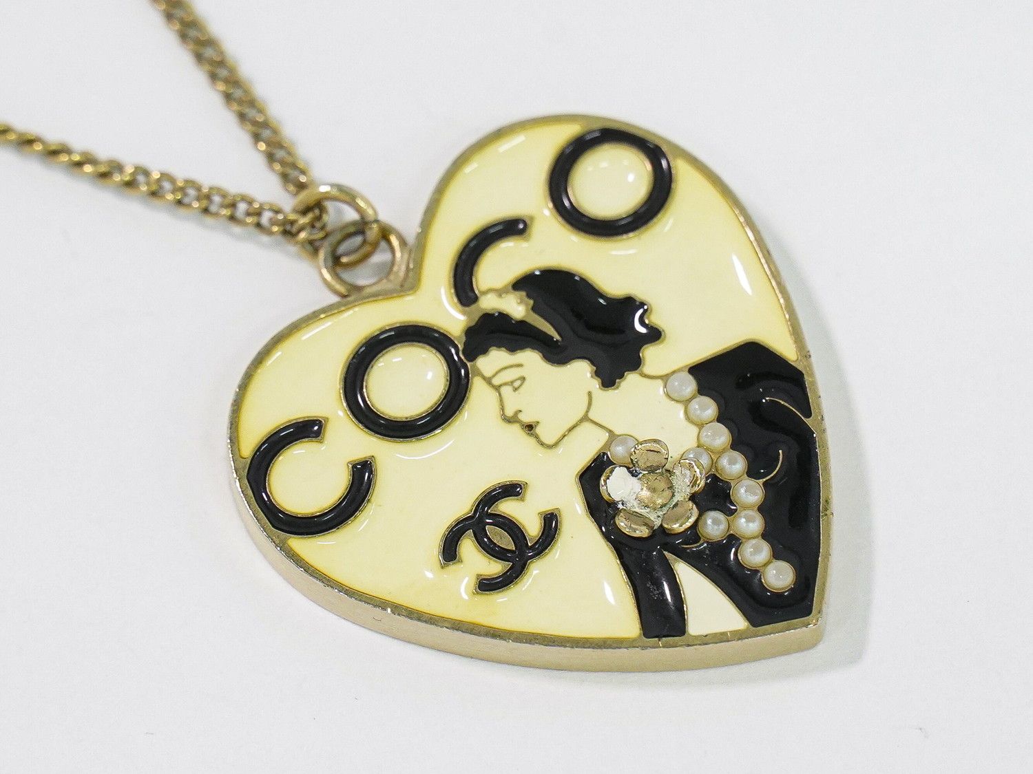 Chanel Coco Mademoiselle Heart Faux Pearl Necklace Pendant Gold Plated Ivory — view 4