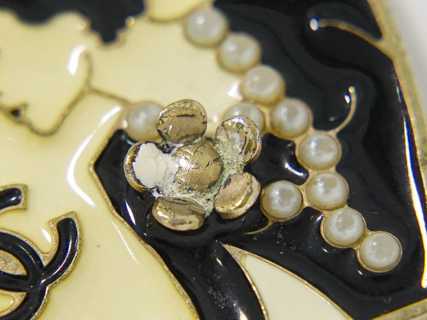 Chanel Coco Mademoiselle Heart Faux Pearl Necklace Pendant Gold Plated Ivory — view 7