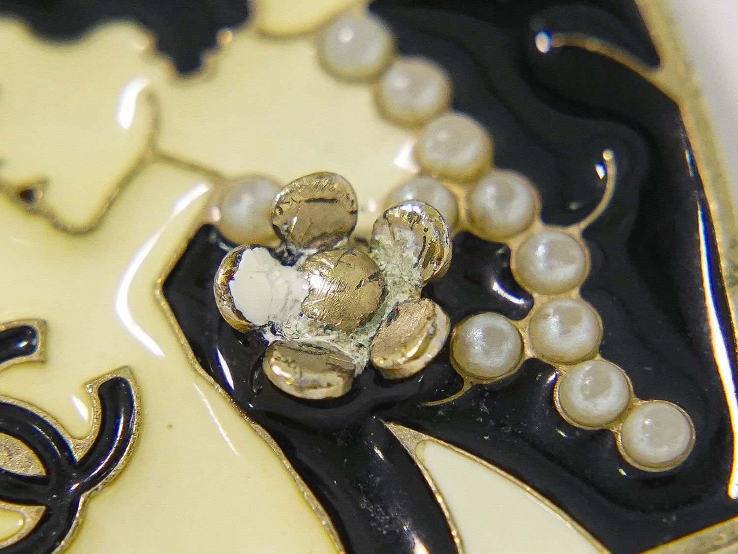 Chanel Coco Mademoiselle Heart Faux Pearl Necklace Pendant Gold Plated Ivory — view 7