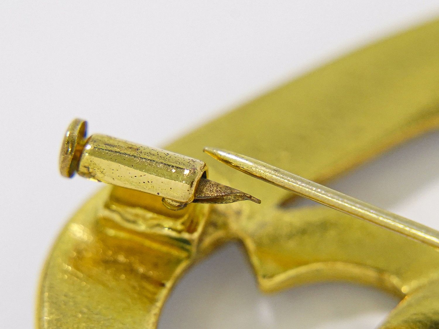 Chanel CC Logo Brooch Gold Plated Blue — view 3
