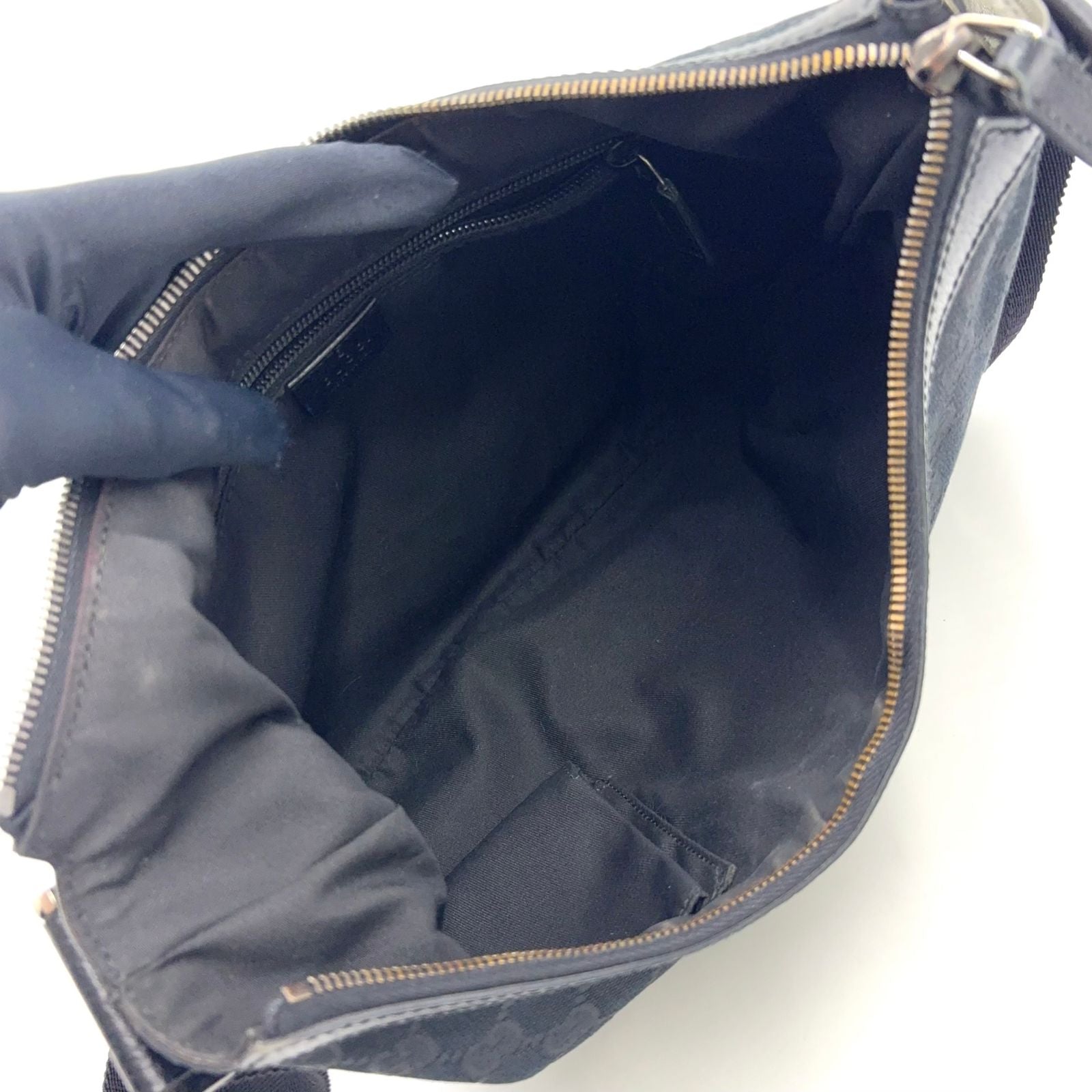Gucci GG Canvas Black Shoulder Bag Silver — view 3
