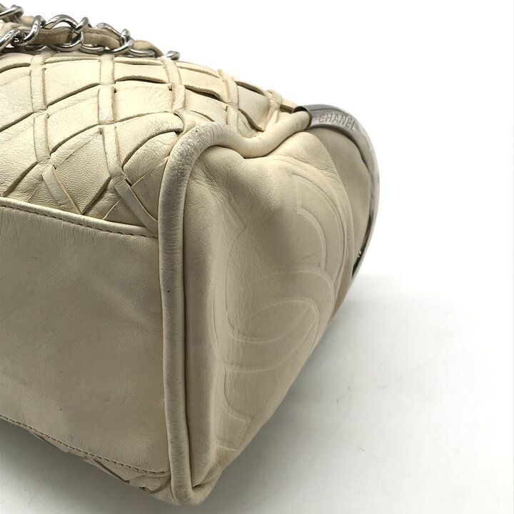Chanel CC Logo Lambskin Chain Shoulder Bag White — view 6