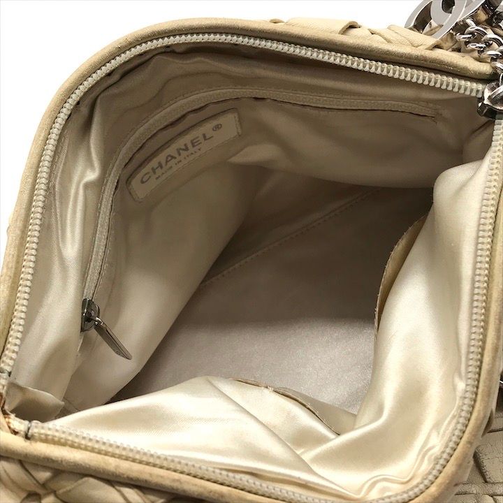 Chanel CC Logo Lambskin Chain Shoulder Bag White — view 8