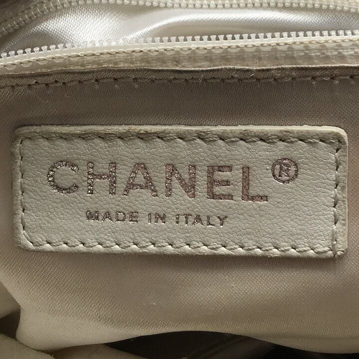 Chanel CC Logo Lambskin Chain Shoulder Bag White — view 9