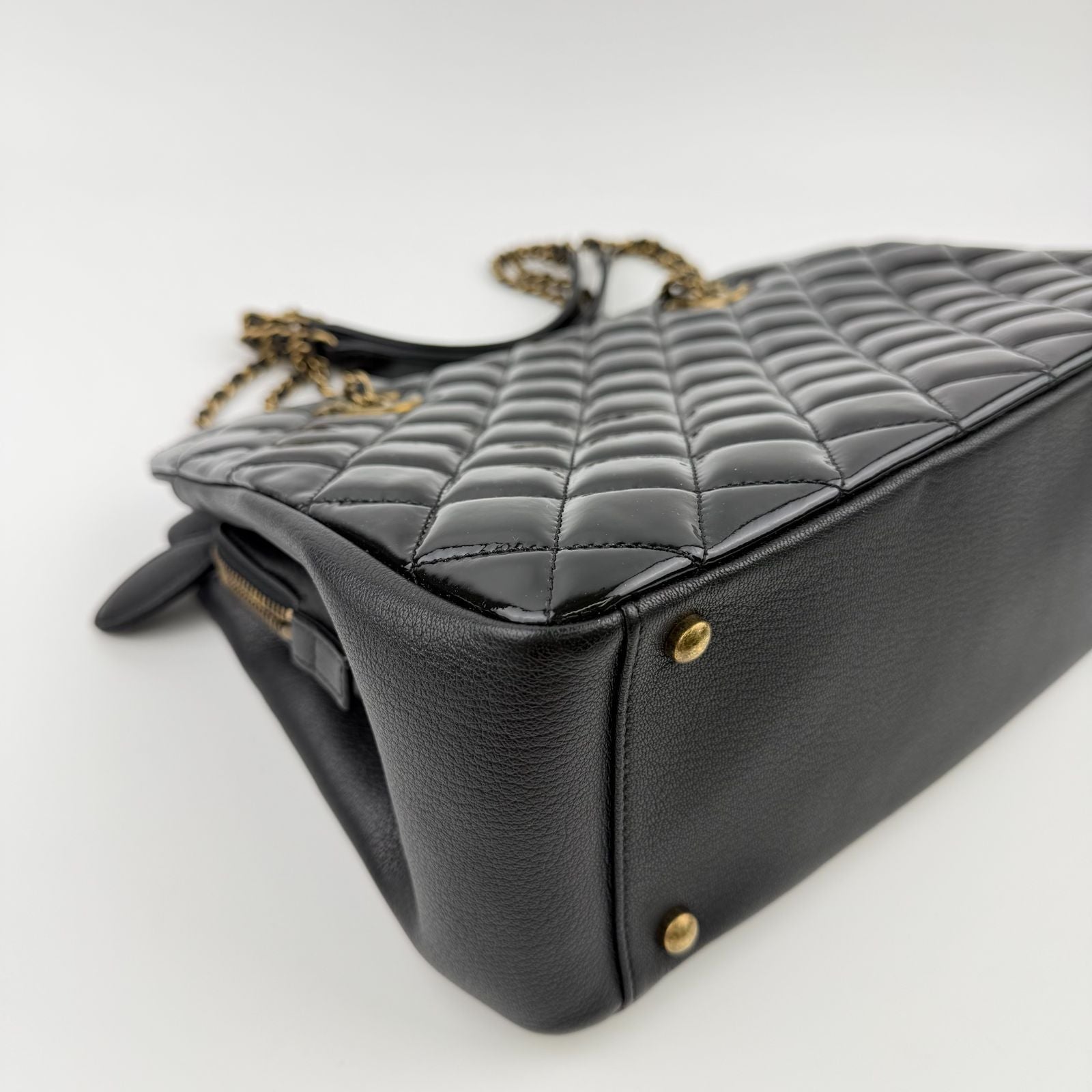 Chanel CC Logo Quilted Chain Shoulder Bag Black Enamel Vintage — view 9
