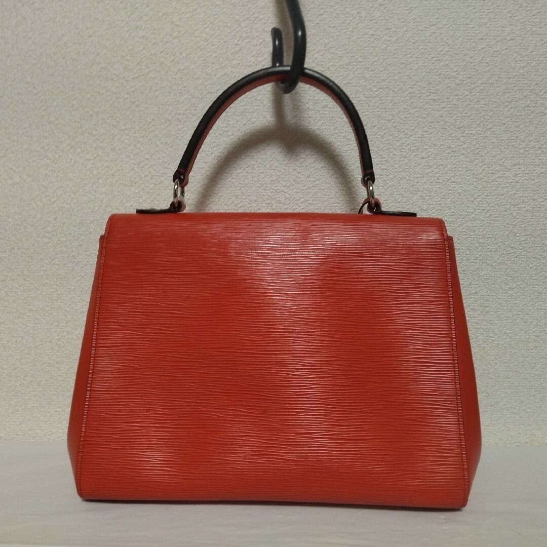 Louis Vuitton Cluny MM Epi Handbag Red — view 2