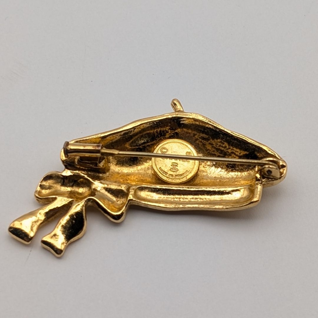Chanel Brooch Beret Motif Gold First Era Vintage — view 4