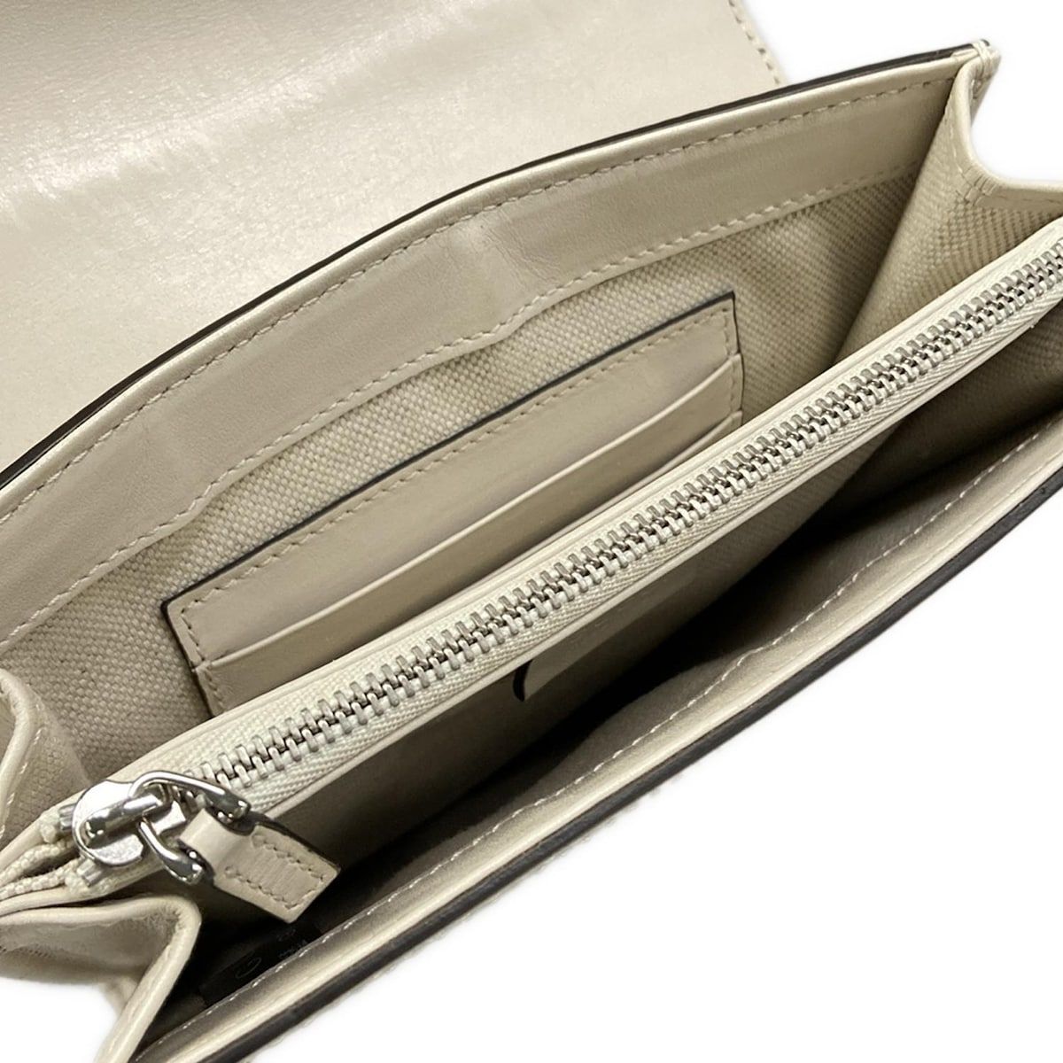 Gucci Shoulder Bag GG Embossed White Leather — view 7