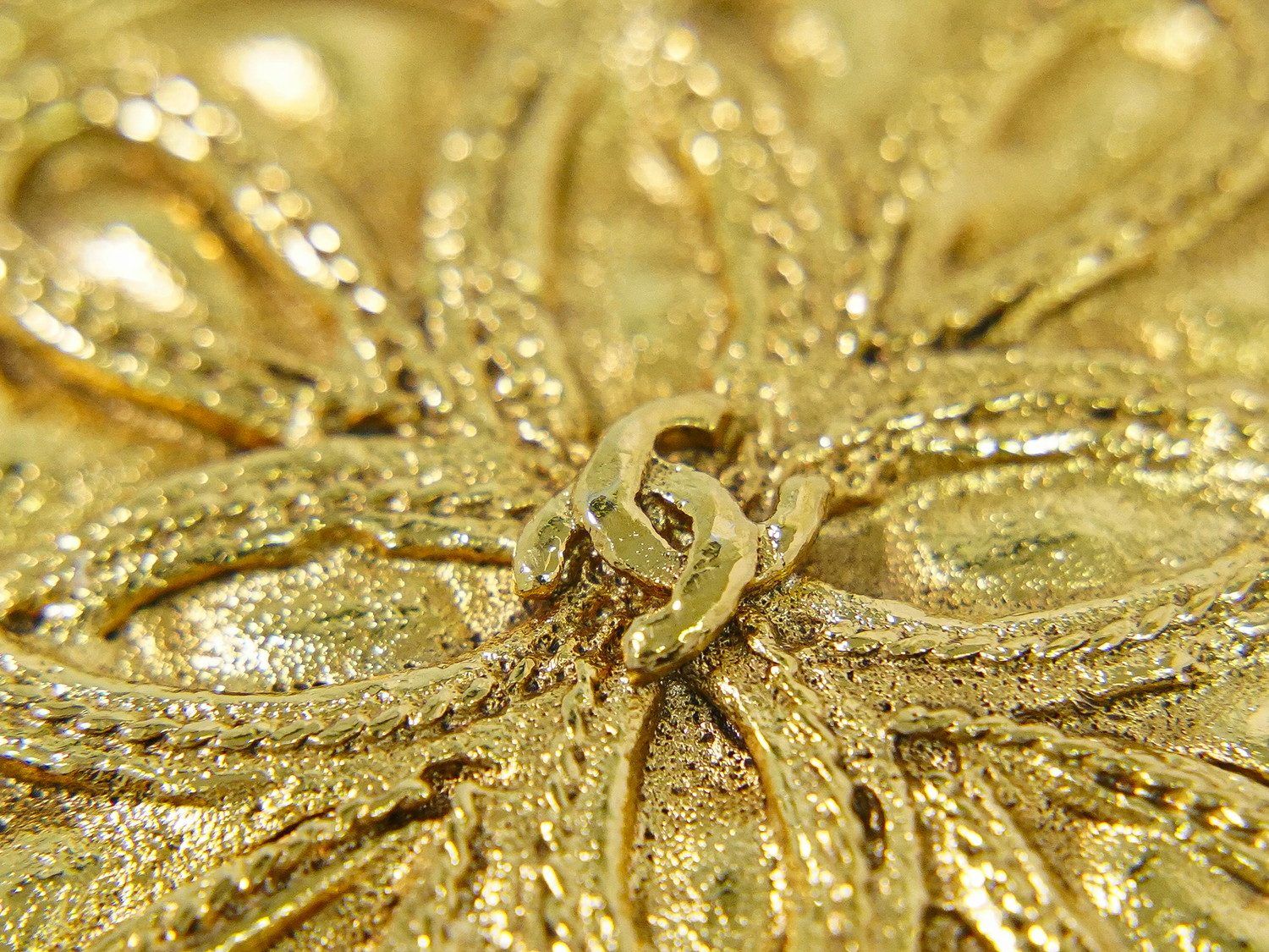 Chanel CC Logo Brooch Gold Plated — view 7