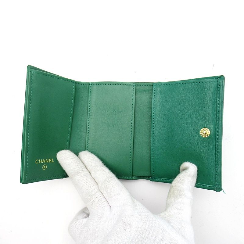 Chanel 19 Small Flap Wallet Lambskin Green — view 6