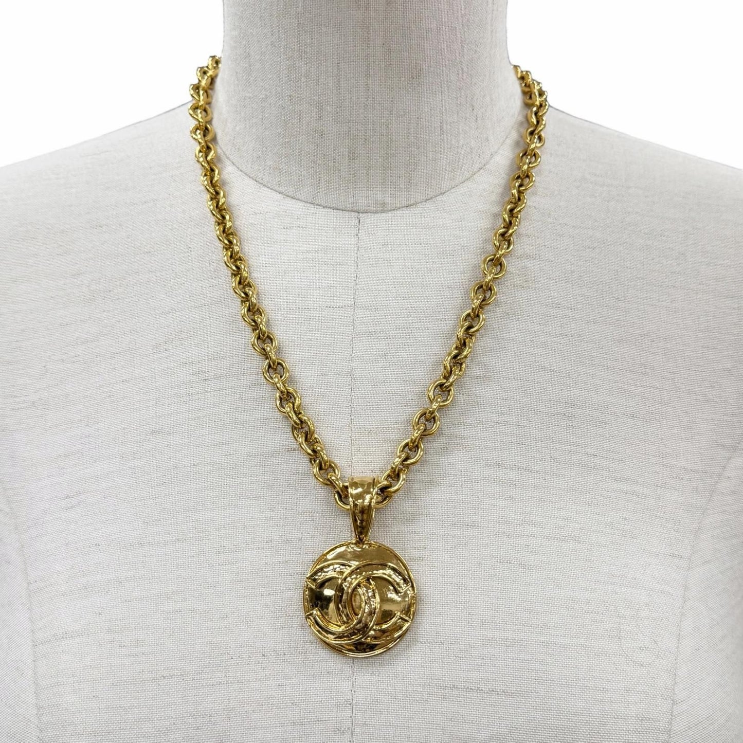 Chanel Vintage CC Logo Chain Necklace Pendant Gold — view 2