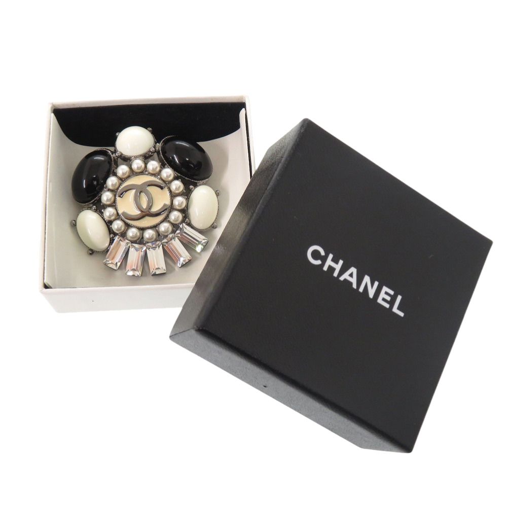 Chanel CC Logo Brooch Metal Faux Pearl Bijuu Black White — view 2