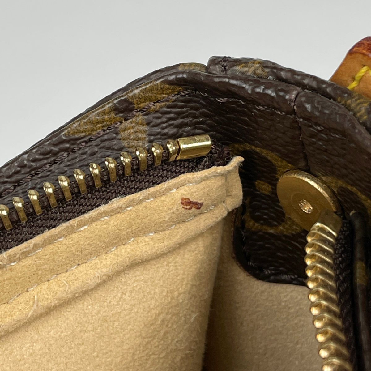Louis Vuitton Looping MM Shoulder Bag Monogram Brown — view 7