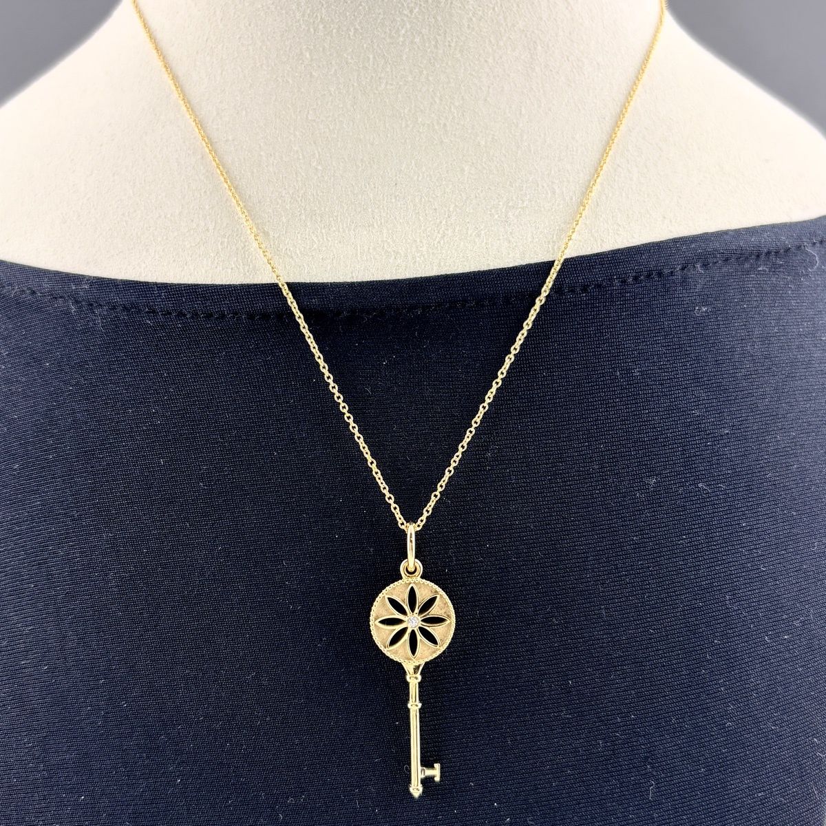 Tiffany & Co Daisy Key Necklace YG Yellow Gold Pendant Melee Diamond Flower — view 4