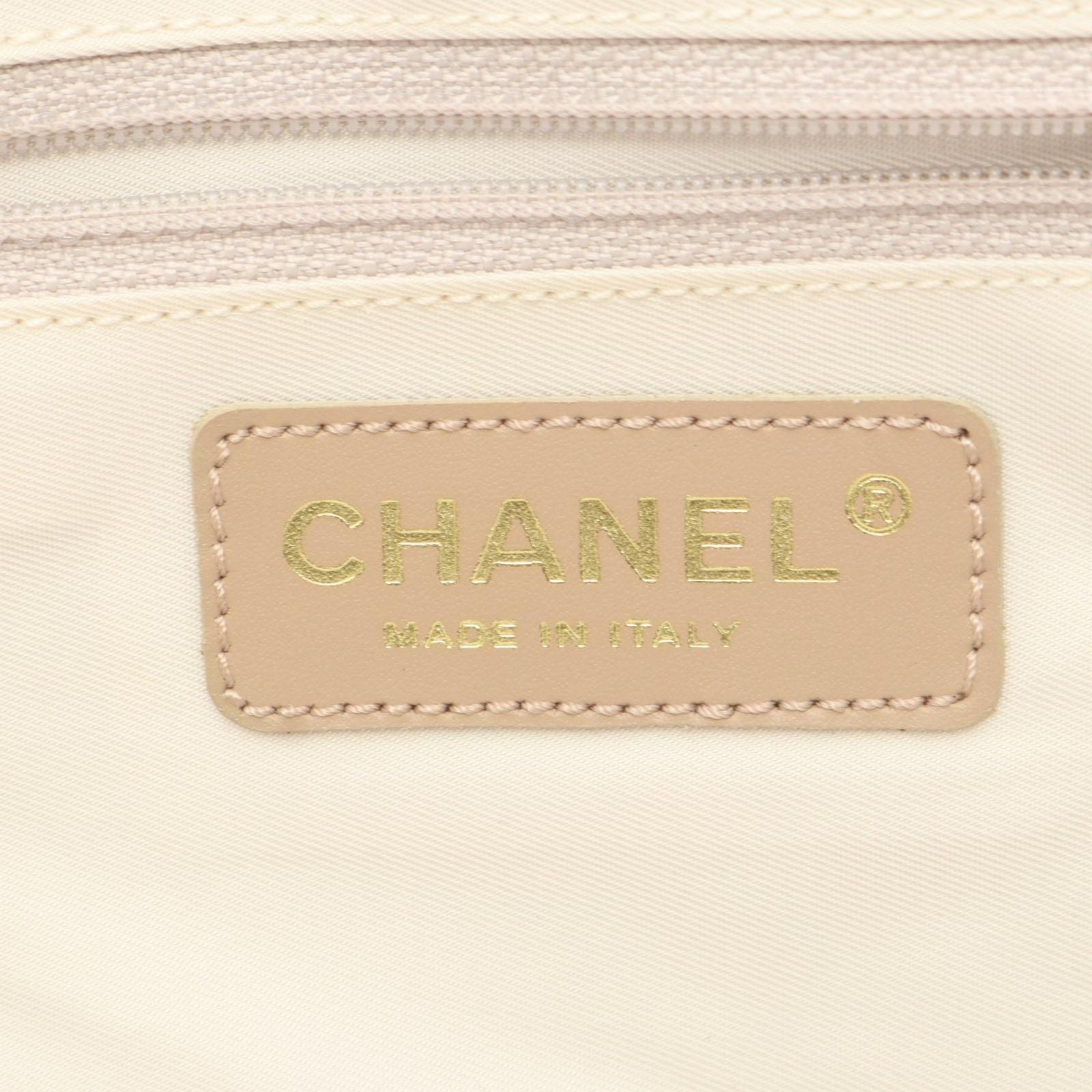 Chanel Tote New Travel Line MM Beige Leather New MM — view 4
