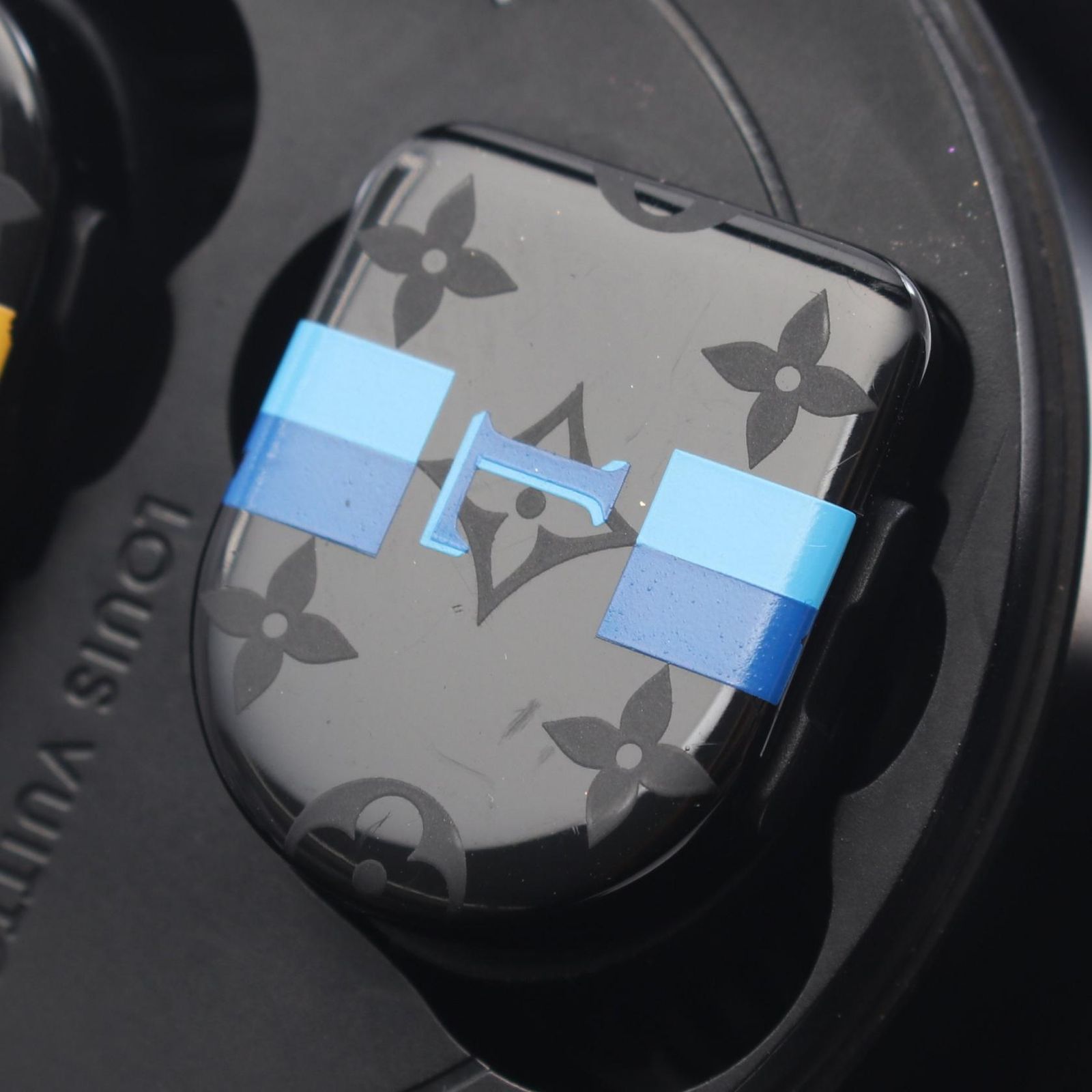 Louis Vuitton Horizon Stripe Eclipse Wireless Earphones Rubber Shoulder — view 6