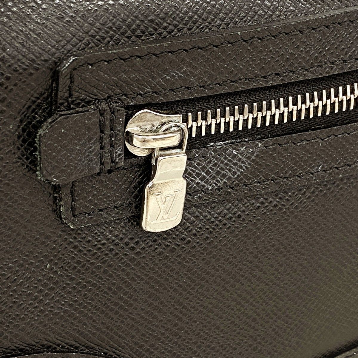 Louis Vuitton Clutch Taiga Pavel Ardoise — view 9