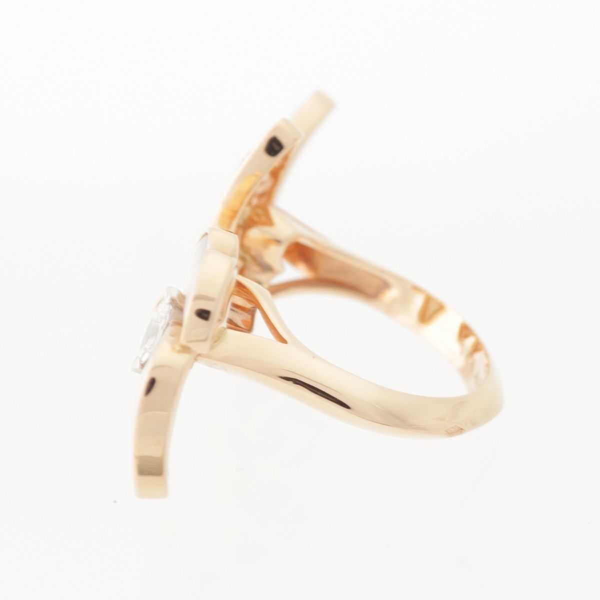 Van Cleef & Arpels de Papillon Entre les Doors Diamond Mother of Pearl Ring — view 3