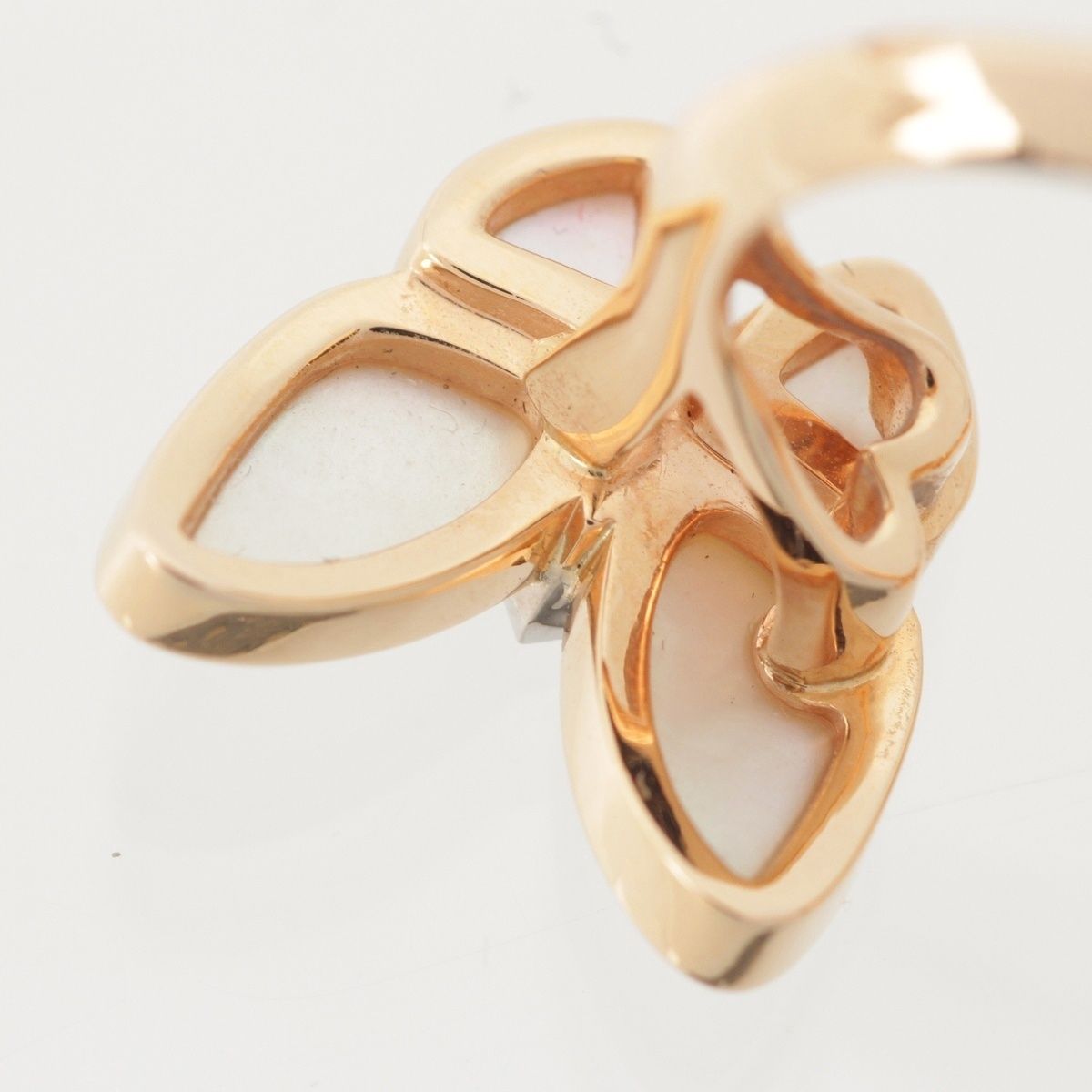 Van Cleef & Arpels de Papillon Entre les Doors Diamond Mother of Pearl Ring — view 9