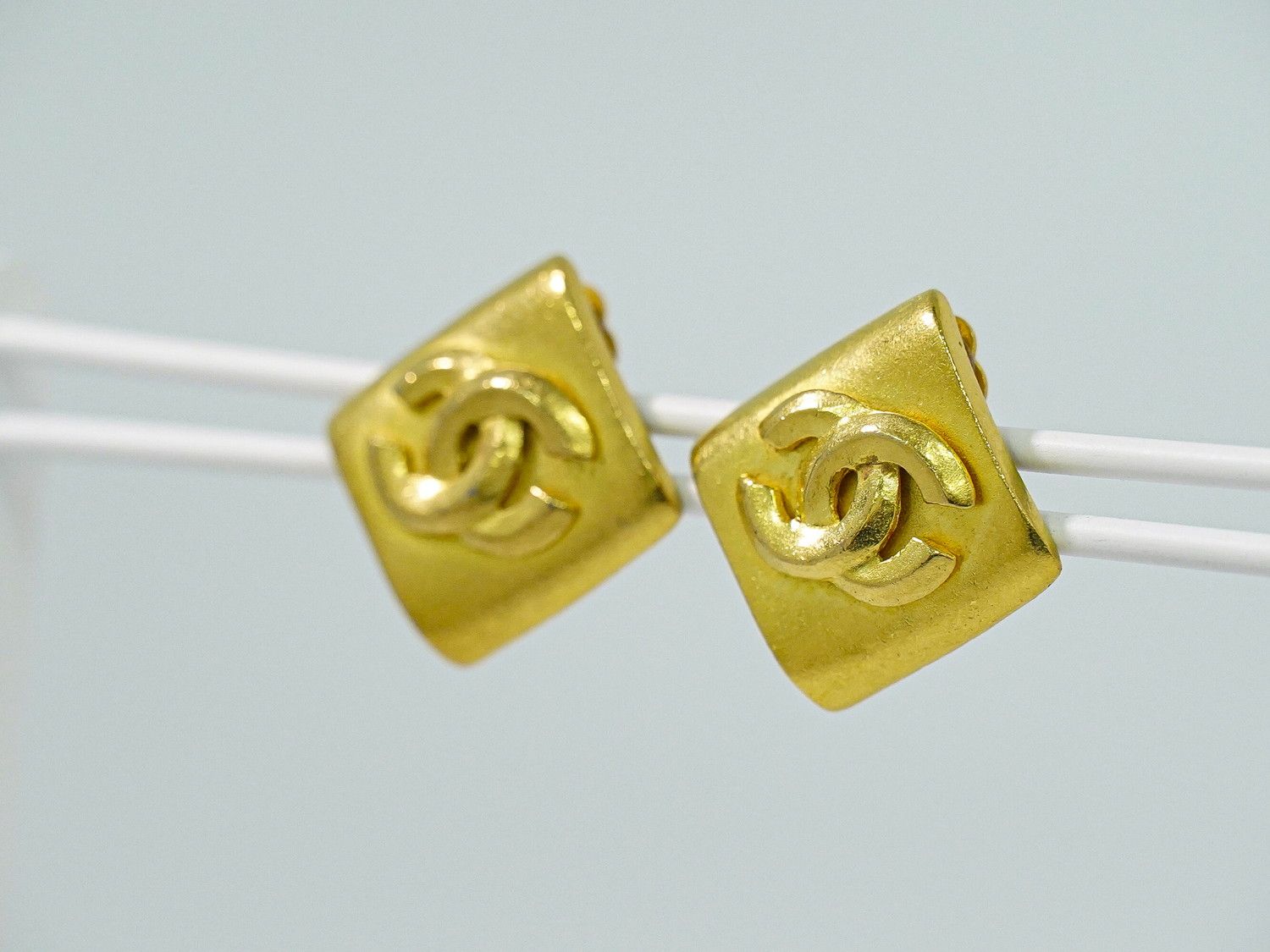 Chanel CC Logo Earrings Gold Plated — view 7