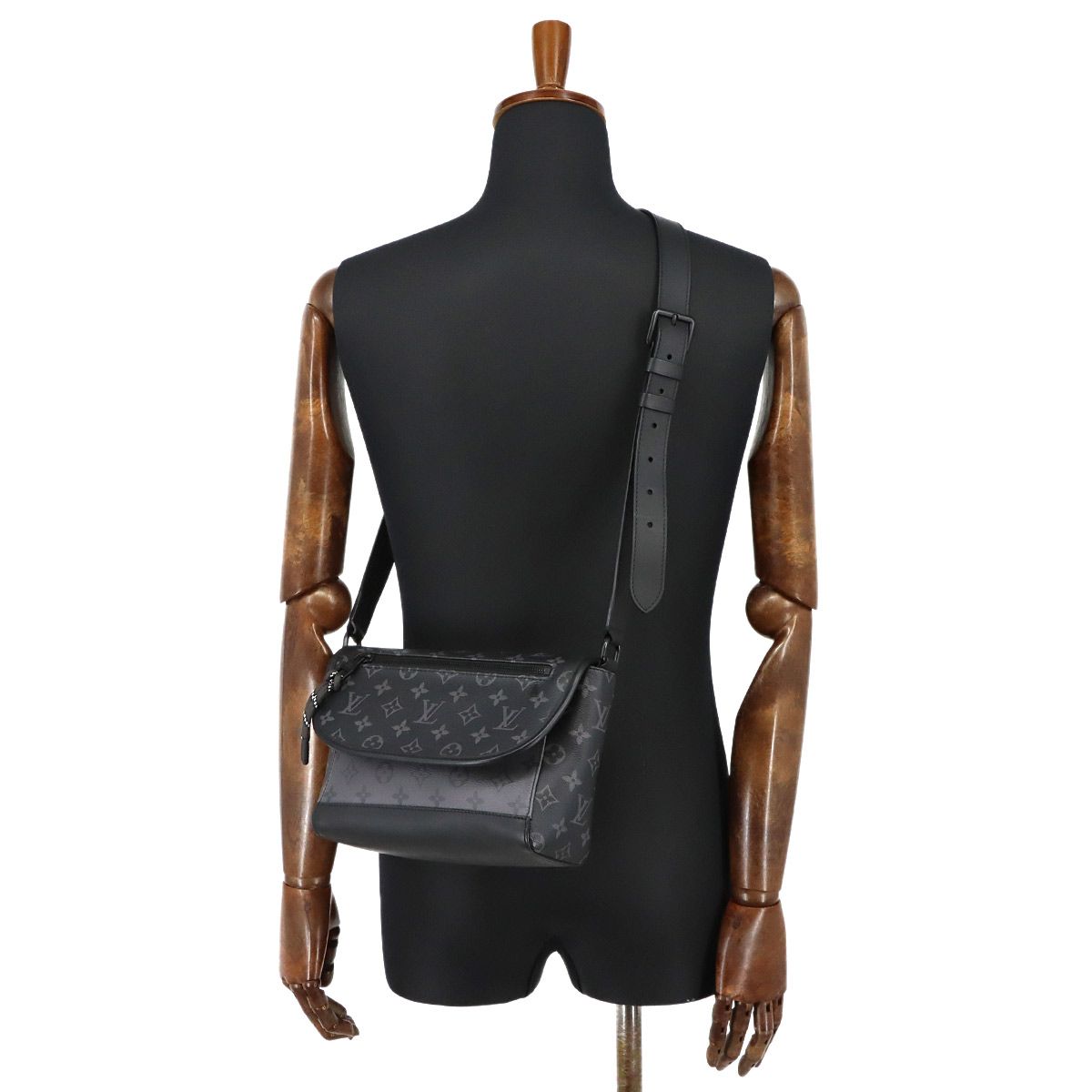 Louis Vuitton Monogram Eclipse Reverse Pulse Messenger Shoulder — view 9