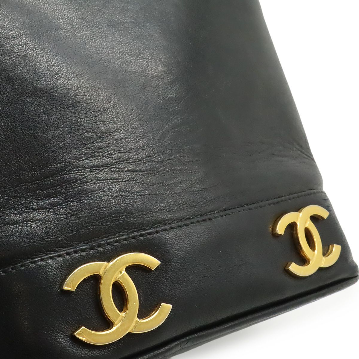 Chanel CC Logo Shoulder Bag Pochette Crossbody Lambskin Leather Black Gold — view 7