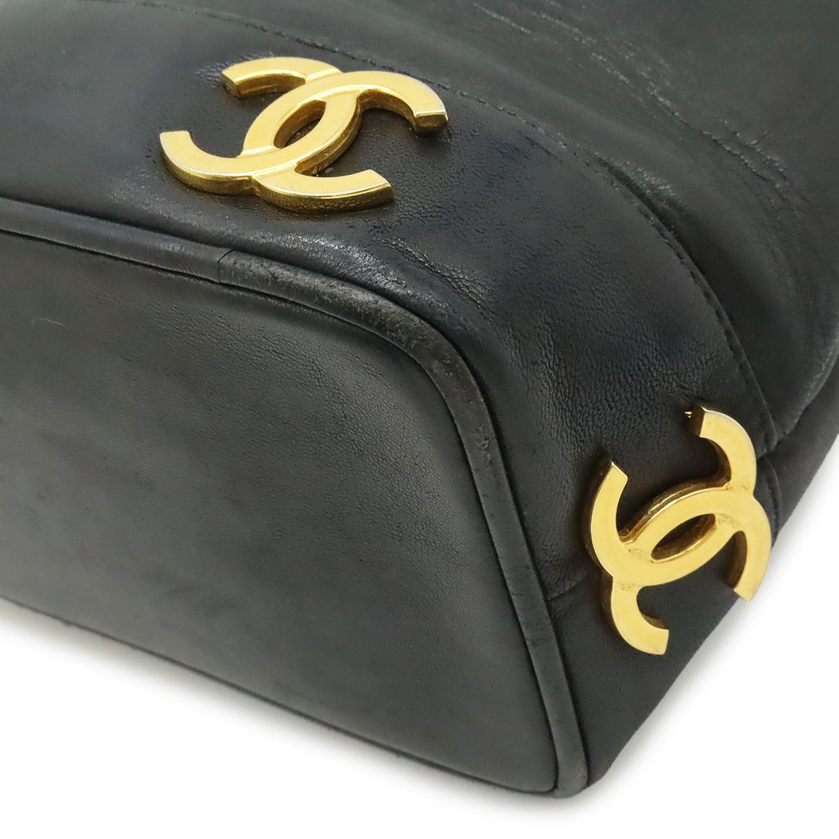 Chanel CC Logo Shoulder Bag Pochette Crossbody Lambskin Leather Black Gold — view 3